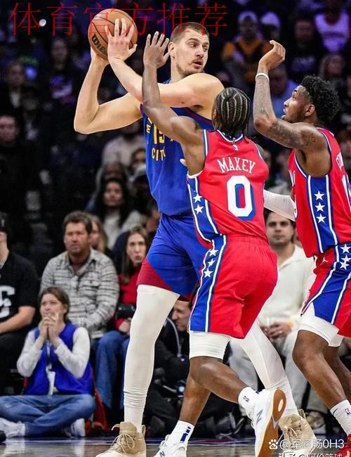 约基奇跑位到弧顶超远三分干拔不中，比赛进入加时赛